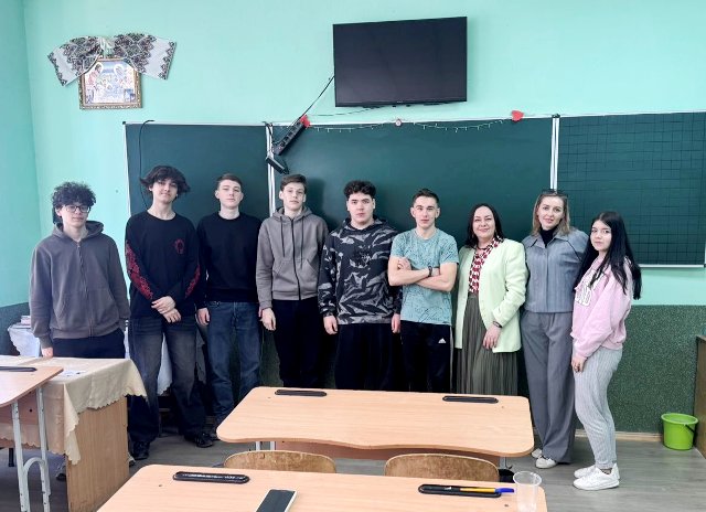 Фото на згадку із випускниками Теребовлянської ЗОШ №2